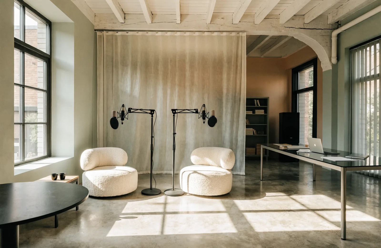 Illustration IA : espace chaleureux de conversation avec deux microphones.