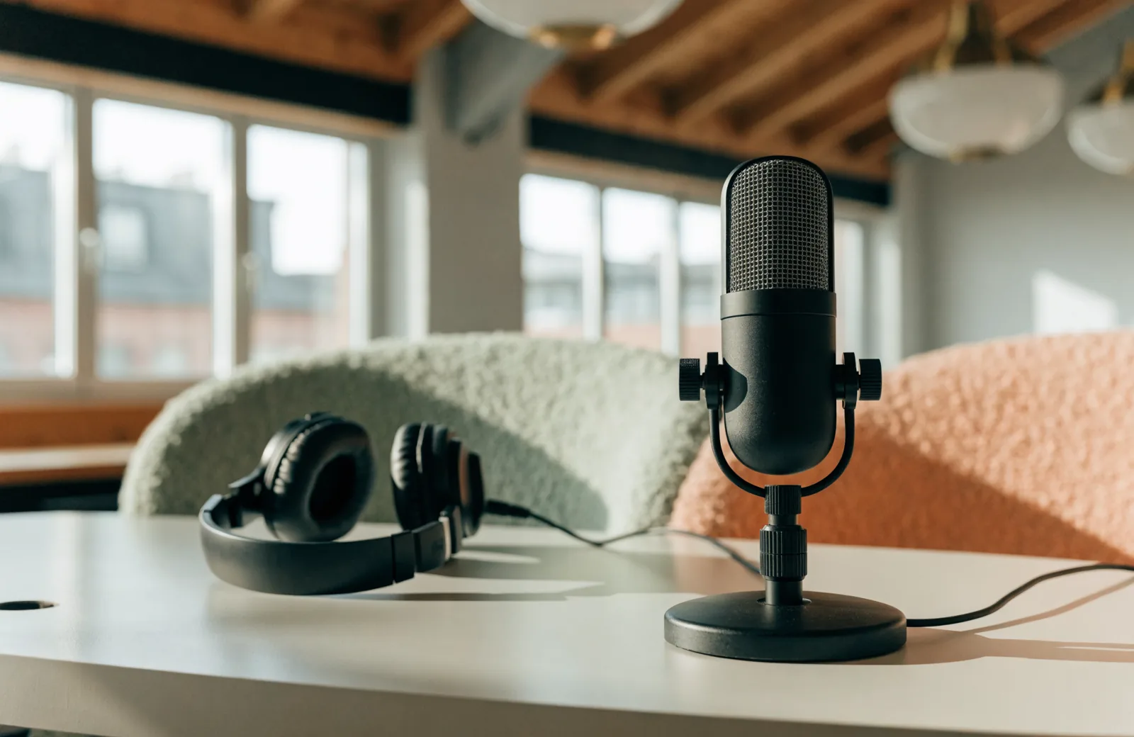 Illustration IA : microphone et casque dans un espace de podcast.